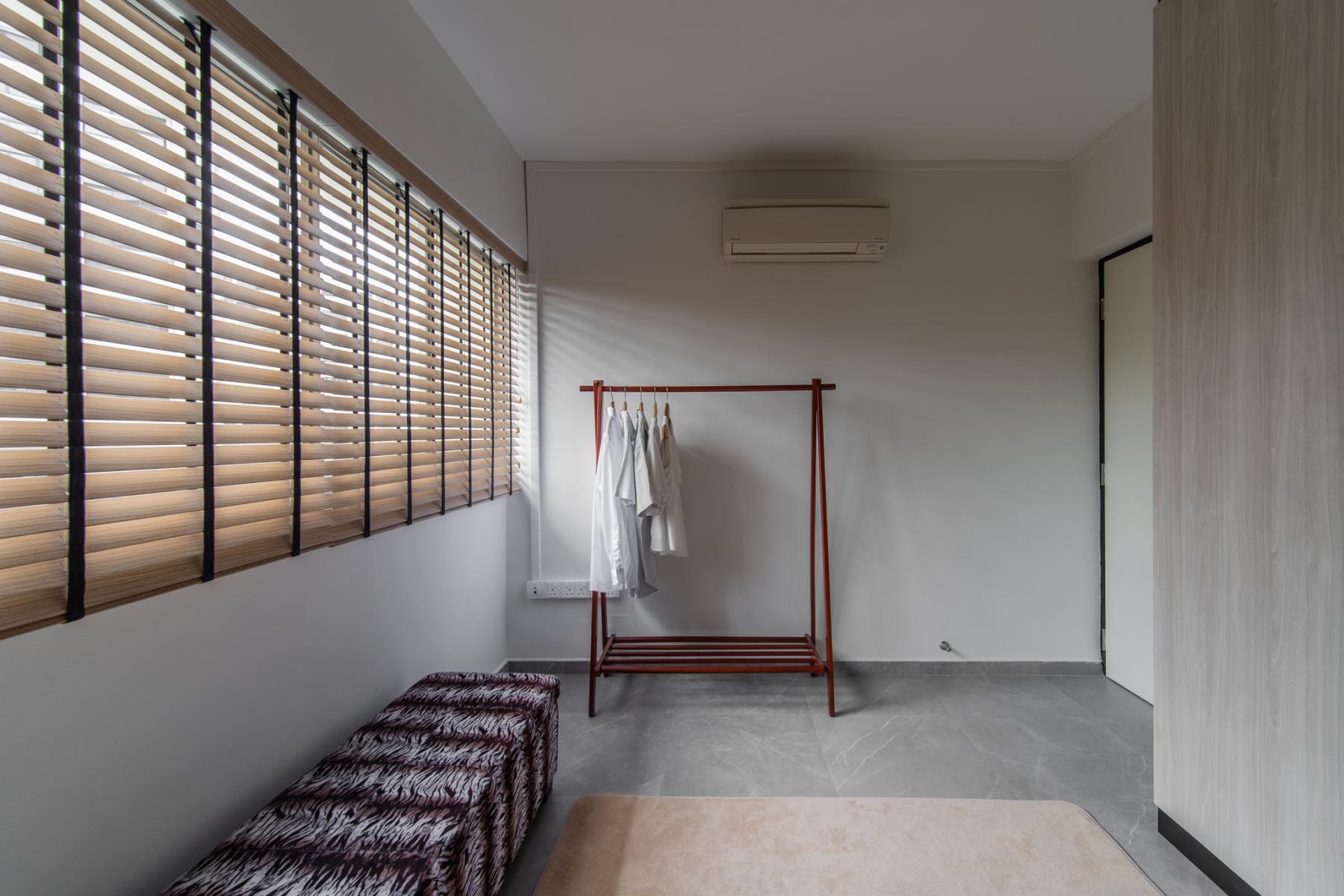 Scandinavian Walk-in Wardrobe with Wardrobe and Clothes Storage