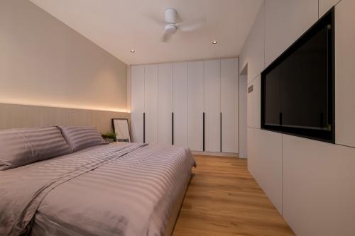 Contemporary Bedroom at Resale 4 Room HDB @ Bukit Purmei