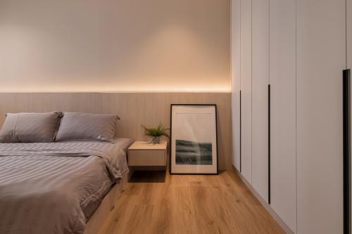 Contemporary Bedroom at Resale 4 Room HDB @ Bukit Purmei