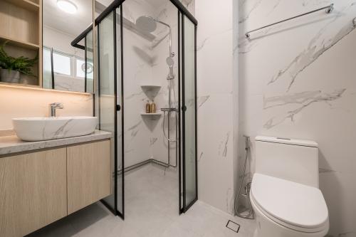 Contemporary Bathroom at Resale 4 Room HDB @ Bukit Purmei