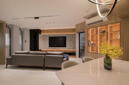 Contemporary Living Room at Resale 4 Room HDB @ Bukit Purmei