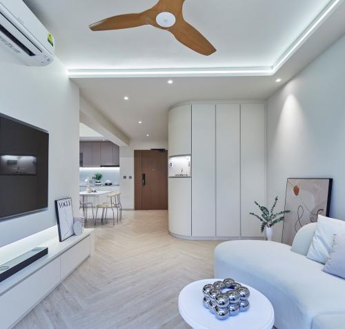 Minimalist Foyer at 653A Punggol Drive
