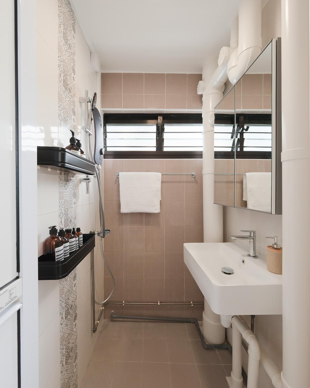 Scandinavian Bathroom with Vinyl Flooring and Granite Floor