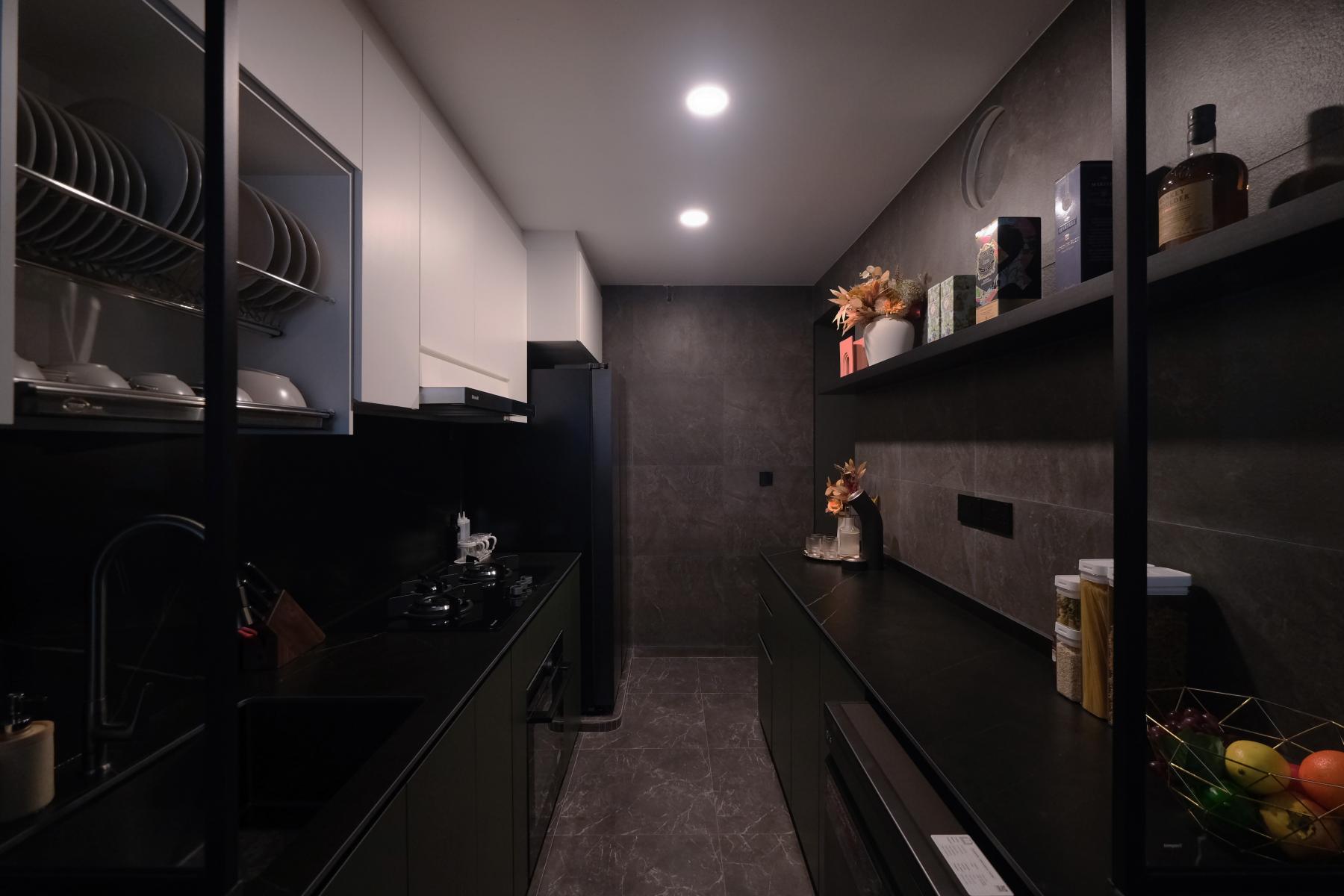 Contemporary Kitchen with Vinyl Flooring and Homogeneous Tiles