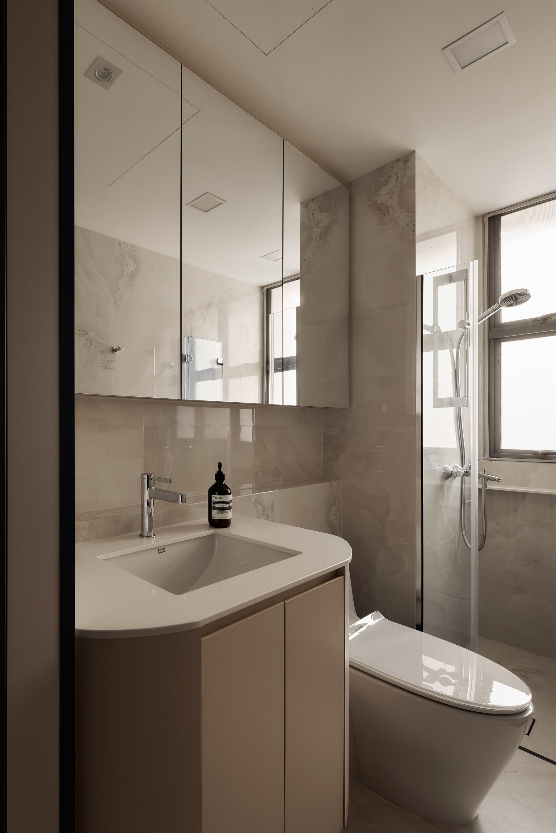 Contemporary Bathroom with Mirror and Bathroom Storage