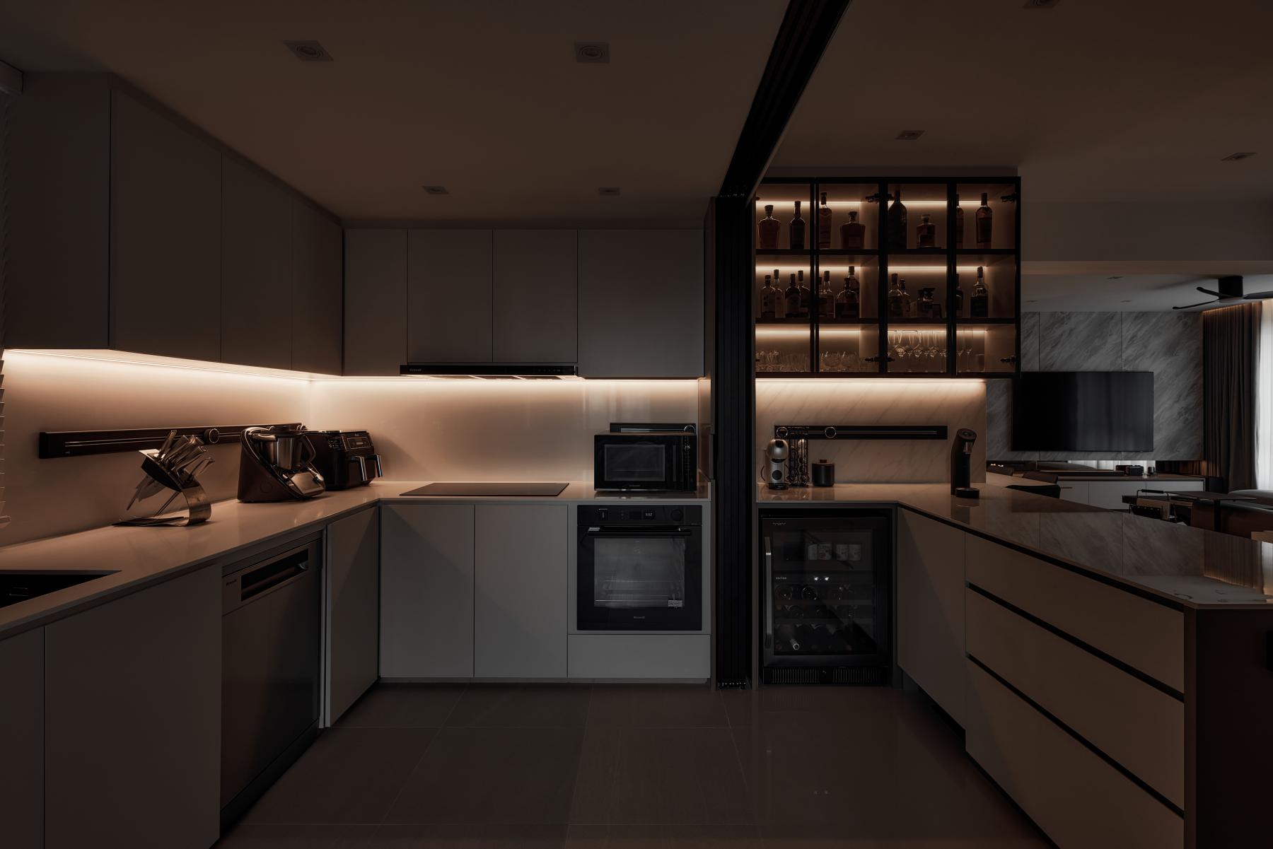 Contemporary Kitchen with Open Kitchen and Breakfast Counter