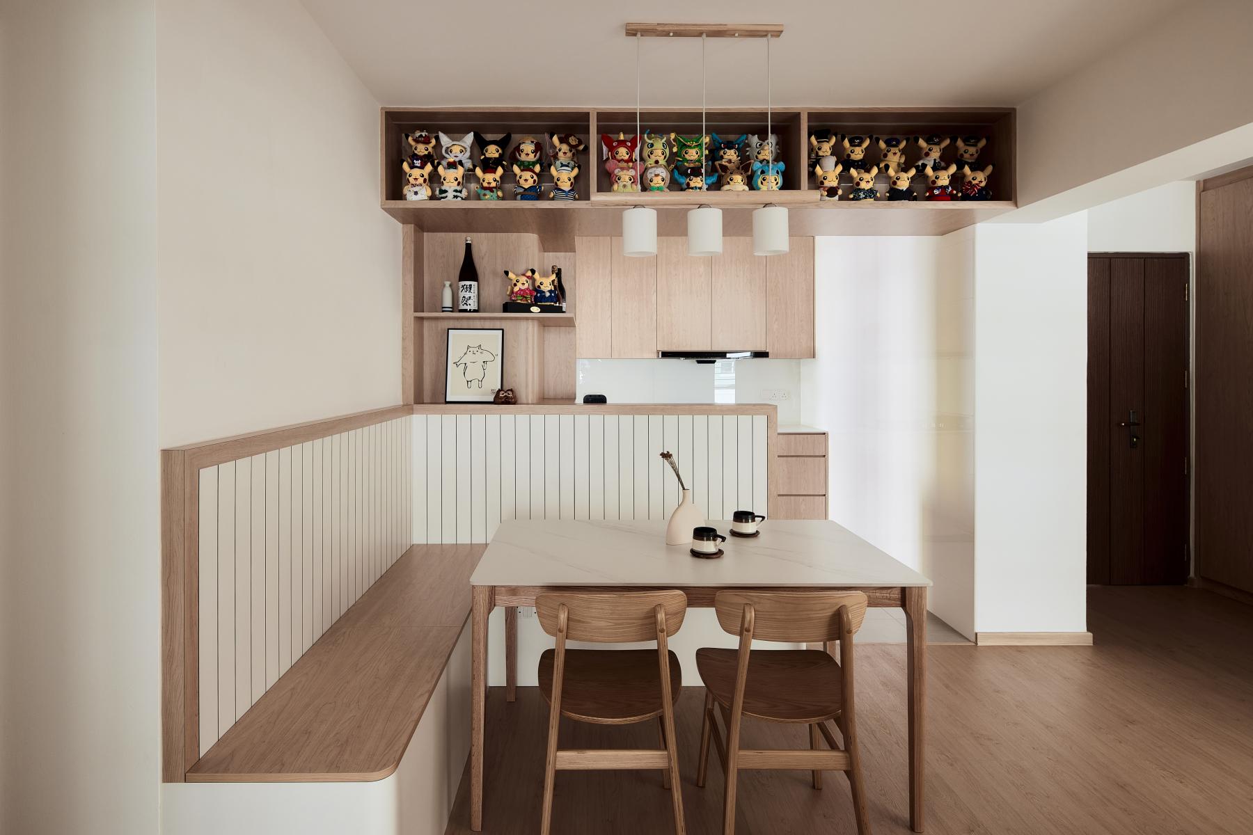 Minimalist Dining Room with Dining Table and Dining Chairs