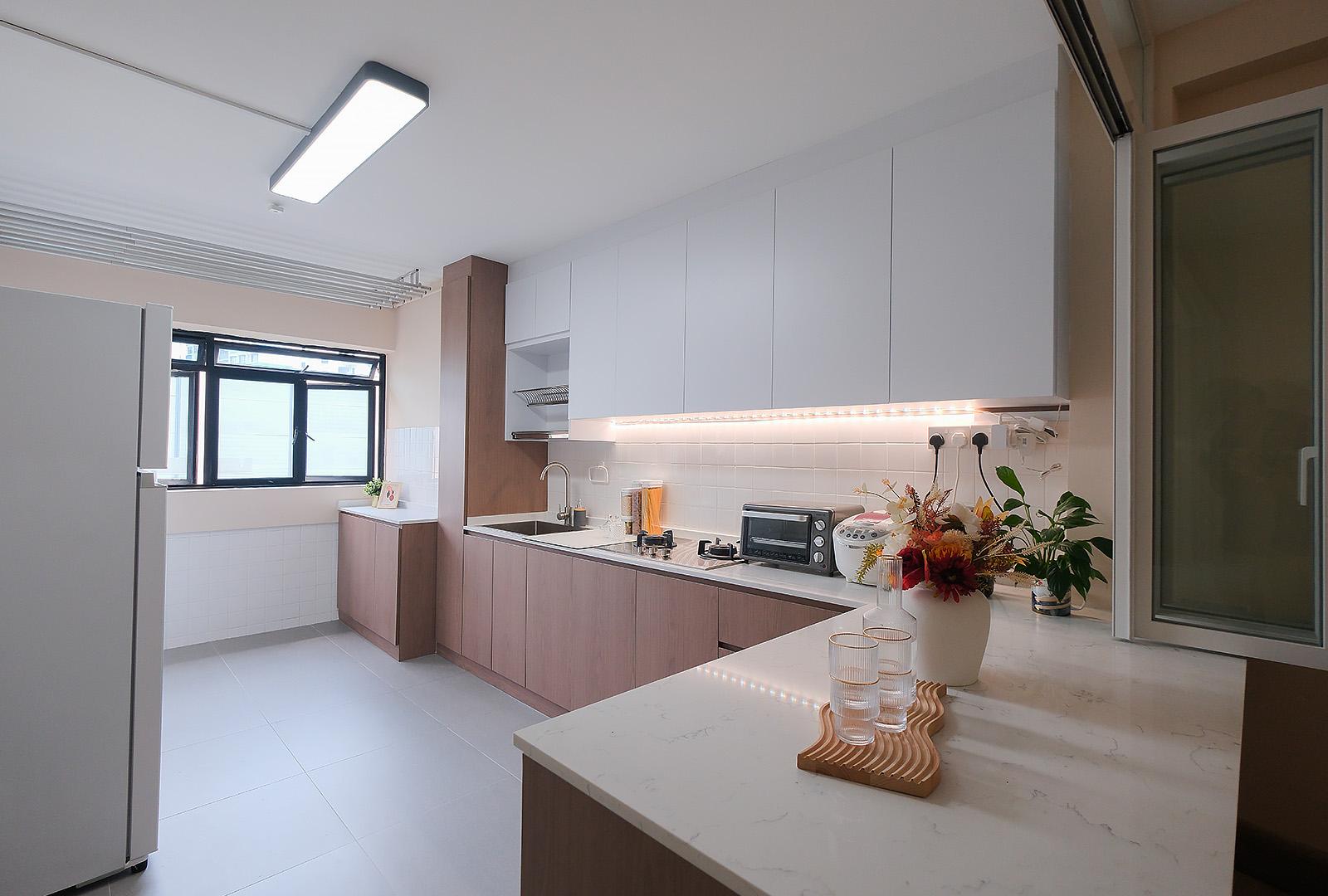 Scandinavian Kitchen with Vinyl Flooring and Homogeneous Tiles
