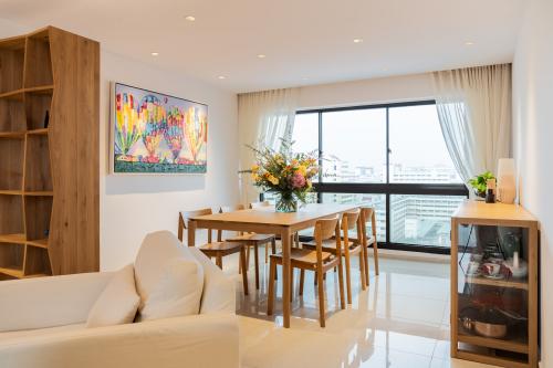 Contemporary Dining Room at Choa Chu Kang