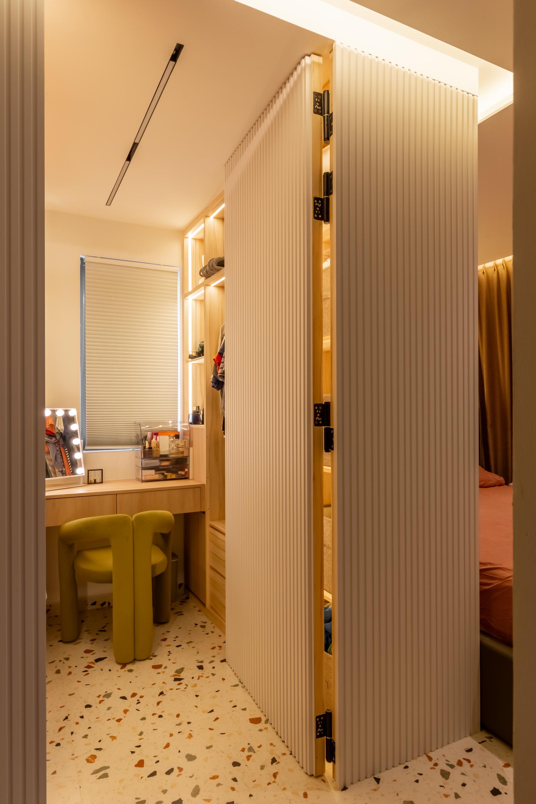 Minimalist Walk-in Wardrobe with Mirror and Wardrobe