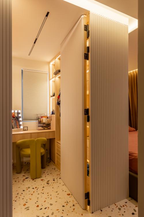 Minimalist Walk-in Wardrobe at 639A Tampines street 62
