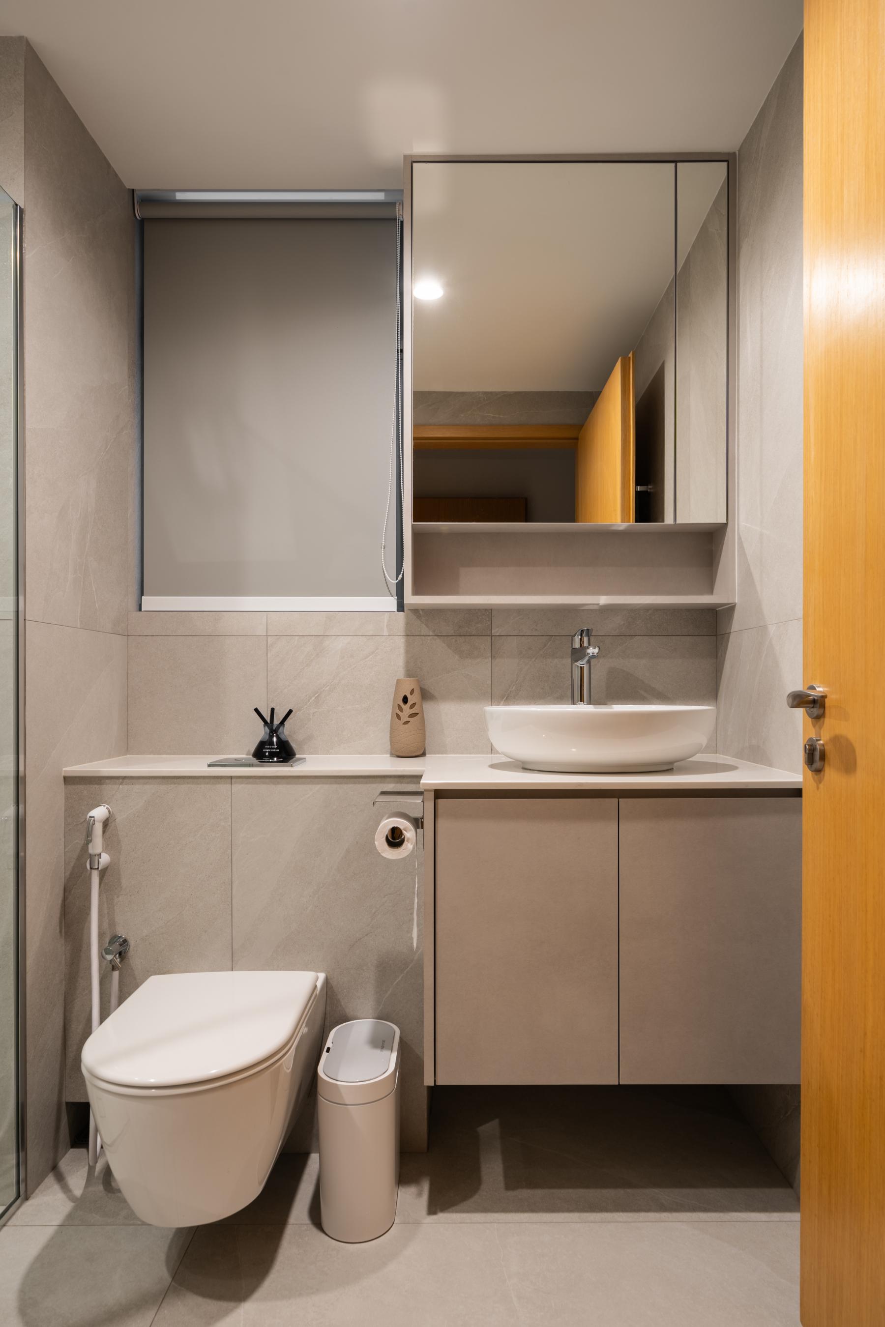 Modern Bathroom with Homogeneous Tiles and Shower Screen