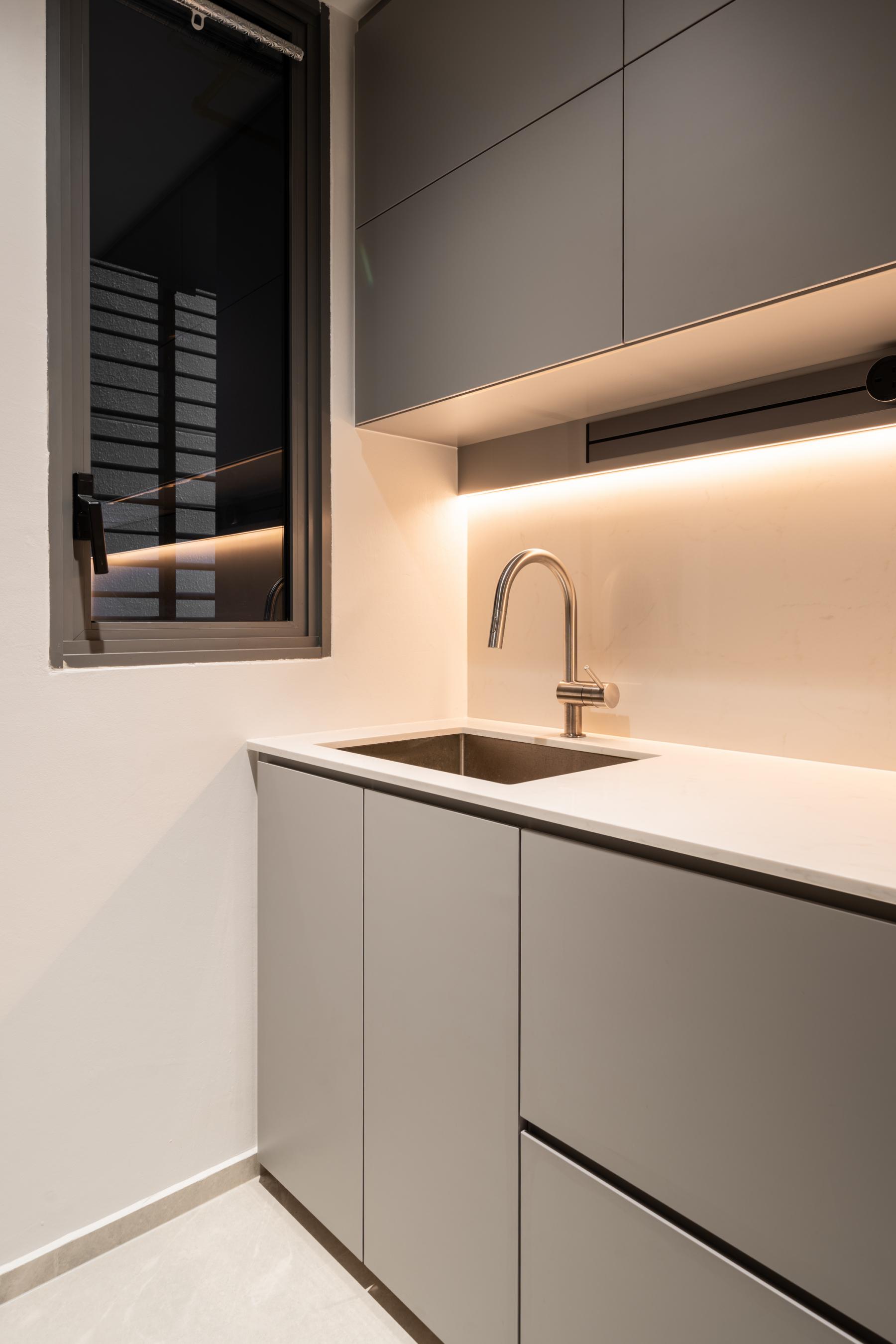 Modern Kitchen with Kitchen Window and Kitchen Island