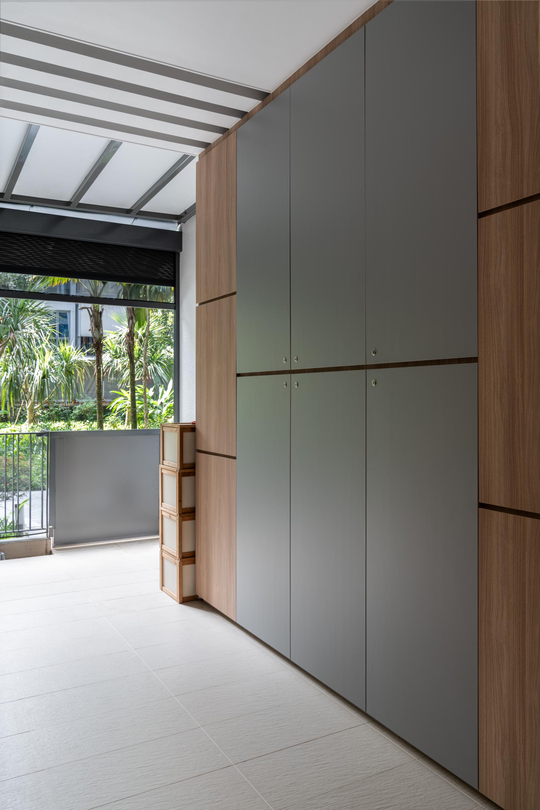 Modern Courtyard with Homogeneous Tiles and Awning