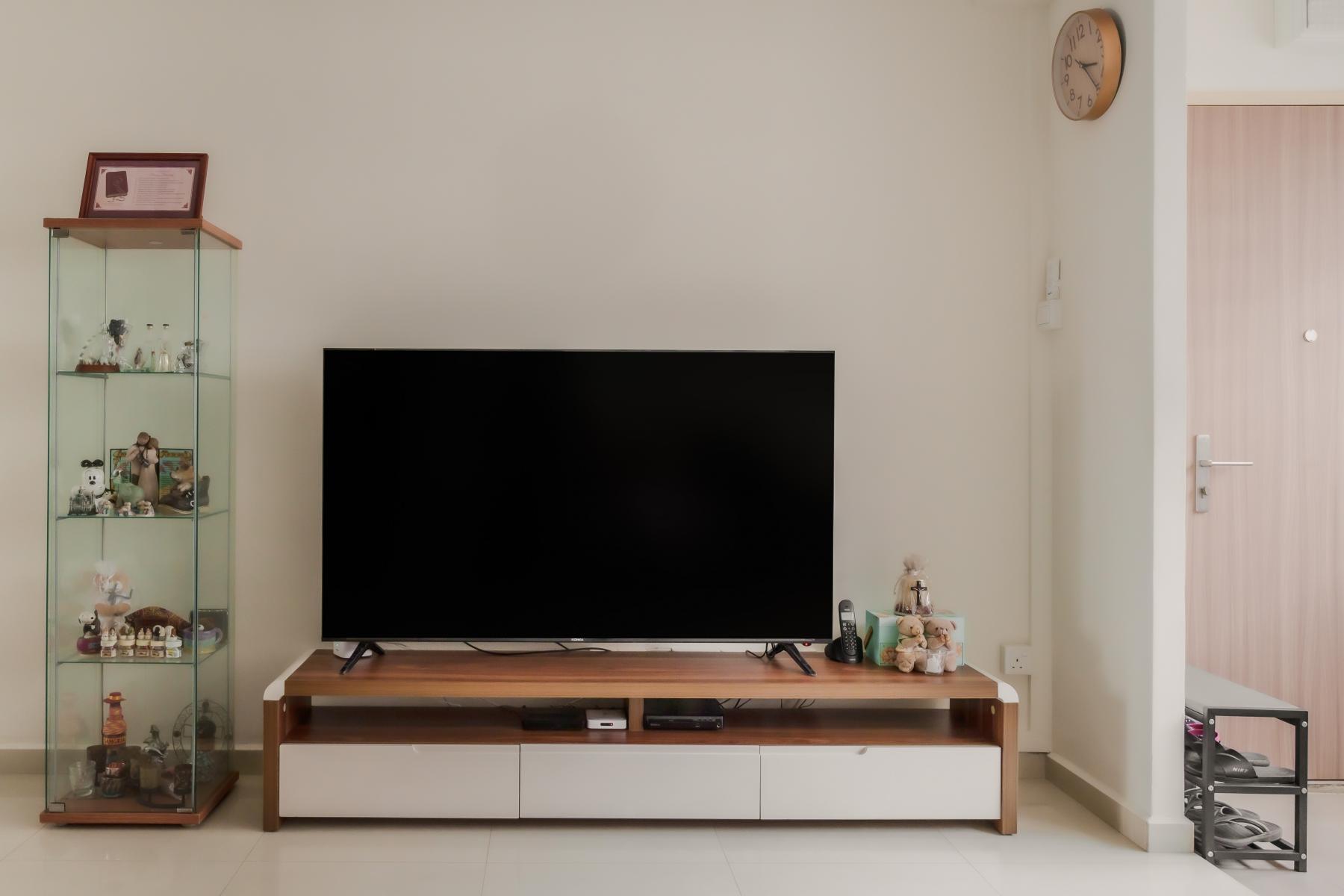 Scandinavian Living Room with Homogeneous Tiles and TV Console