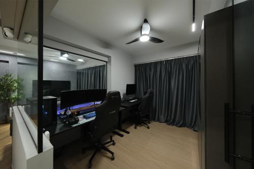 Minimalist Home Office at 129A Plantation Cresent