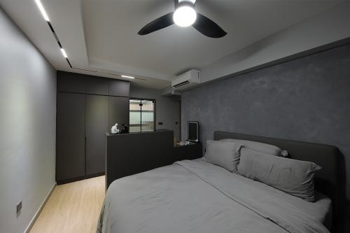 Minimalist Bedroom at 129A Plantation Cresent