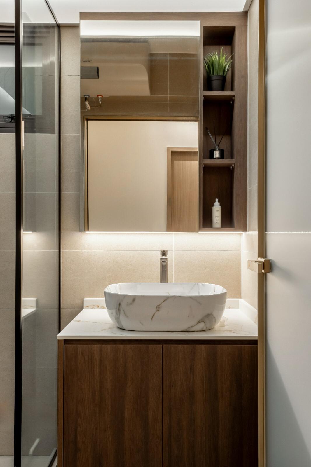 Modern Bathroom with Countertop and Mirror