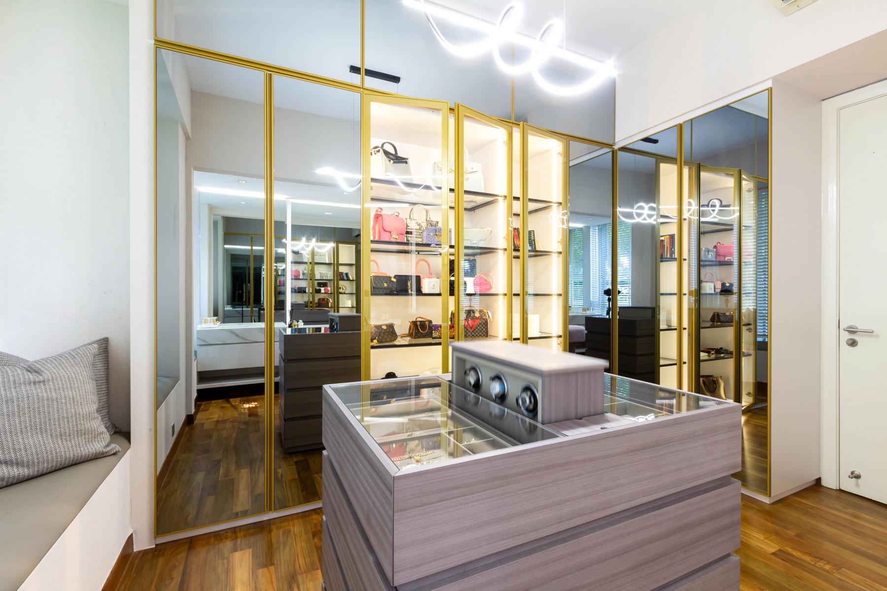 Modern Walk-in Wardrobe with Mirror and Wardrobe