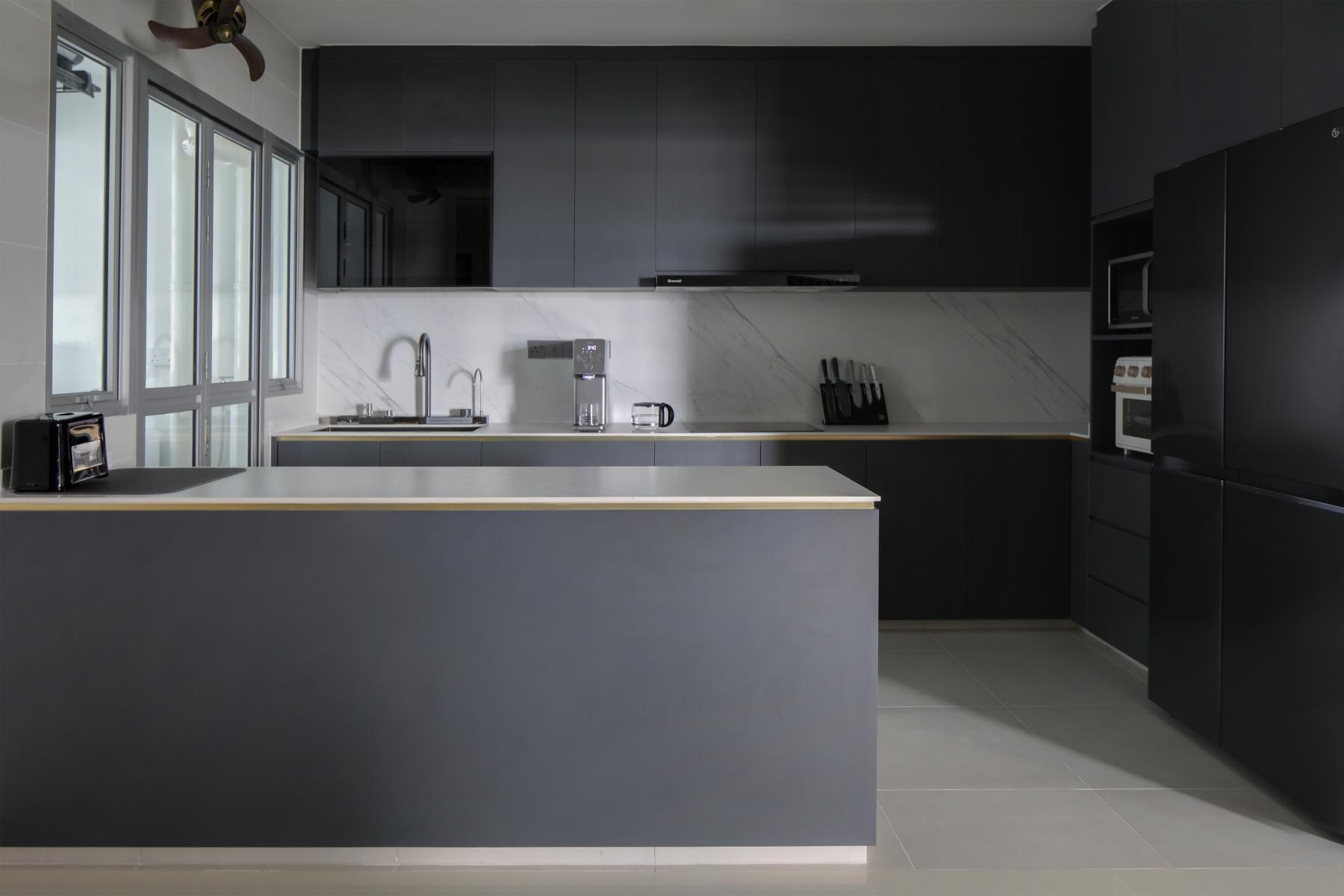 Modern Kitchen with Countertop and Homogeneous Tiles