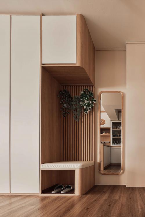 Scandinavian Entryway at 18C Holland Drive