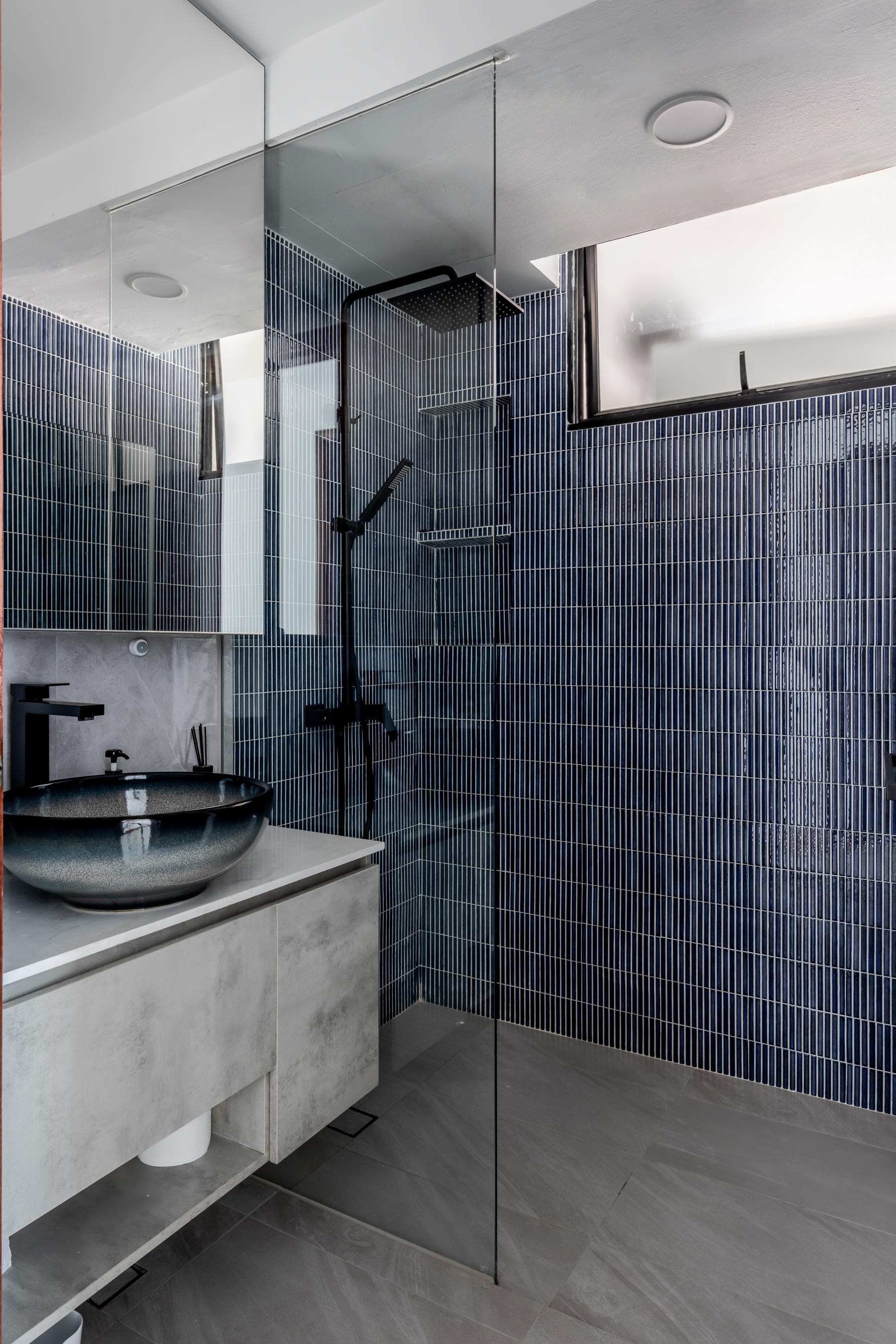 Modern Bathroom with Countertop and Mirror