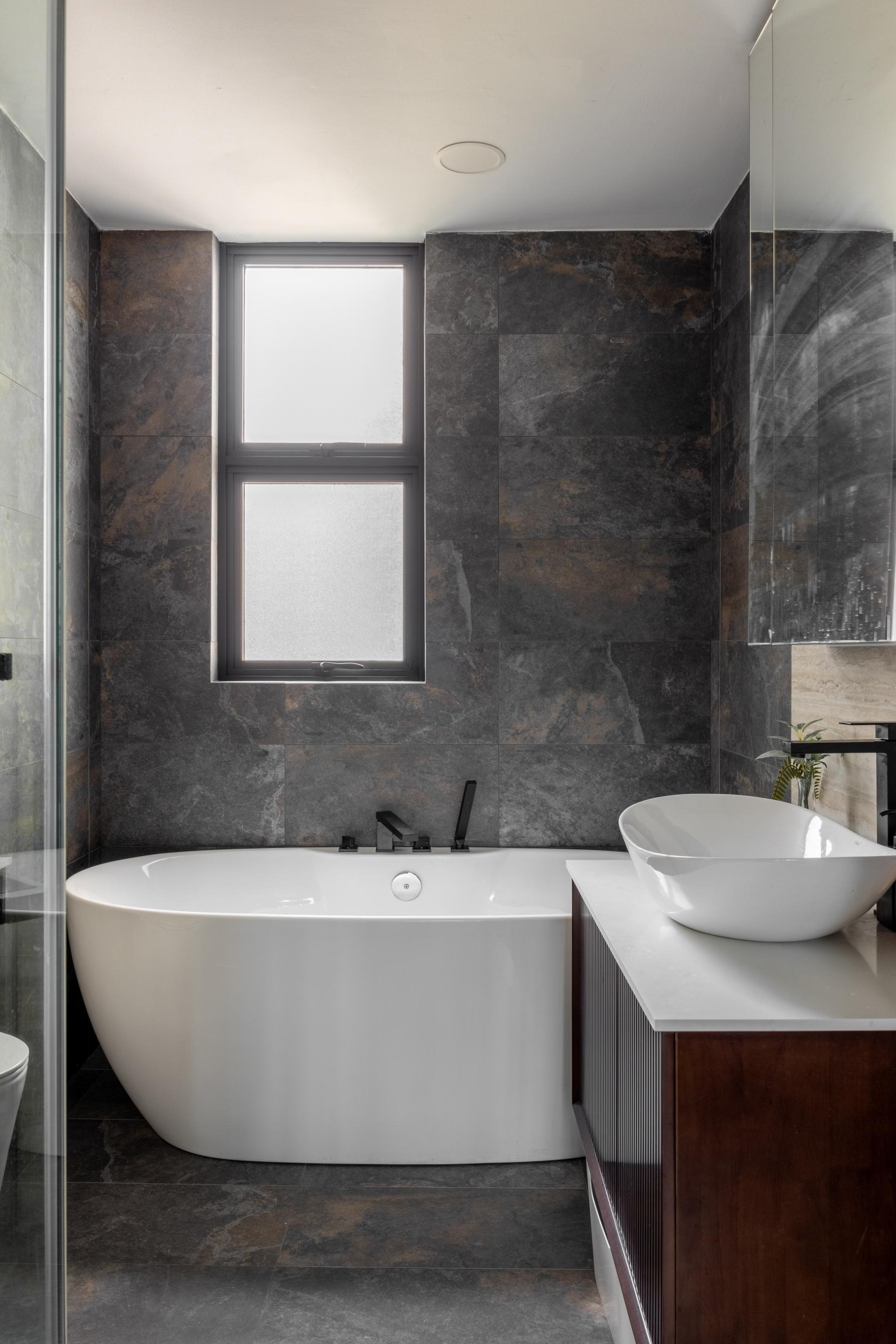 Modern Bathroom with Countertop and Mirror