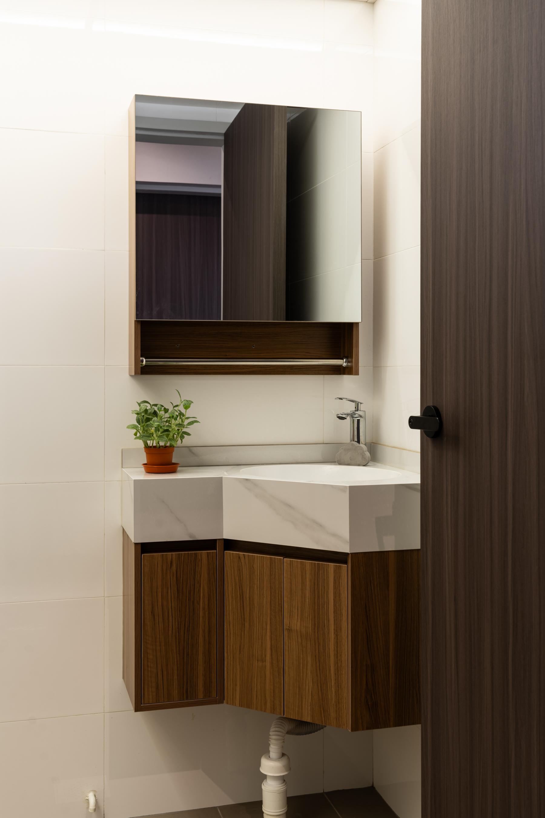 Contemporary Bathroom with Homogeneous Tiles and Herringbone Tiling