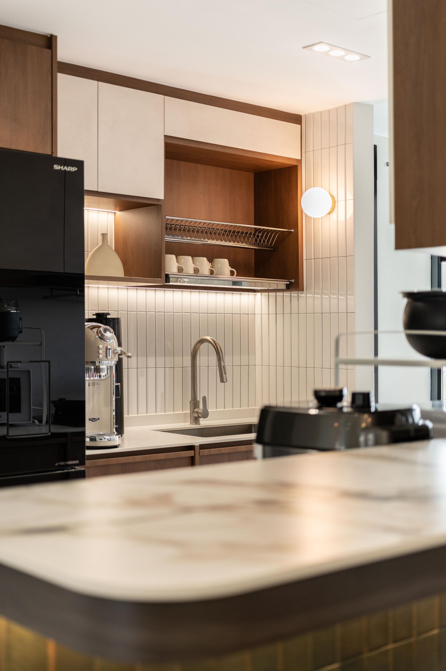 Modern Kitchen with Open Kitchen and Kitchen Accessories