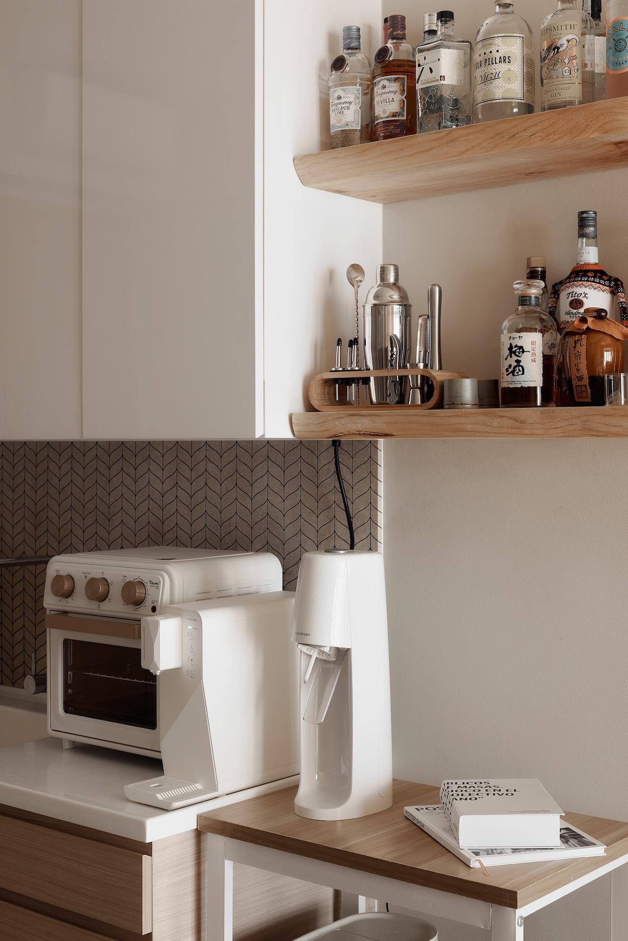 Modern Kitchen with Feature Wall and Open Kitchen