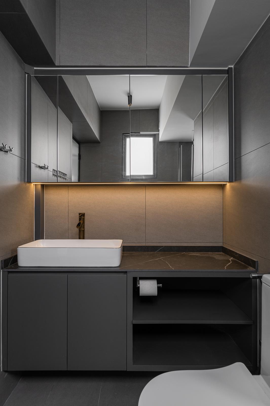 Modern Bathroom with Countertop and Homogeneous Tiles