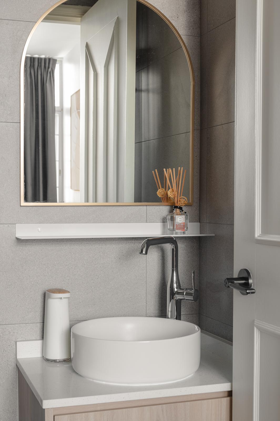 Scandinavian Bathroom with Countertop and Homogeneous Tiles