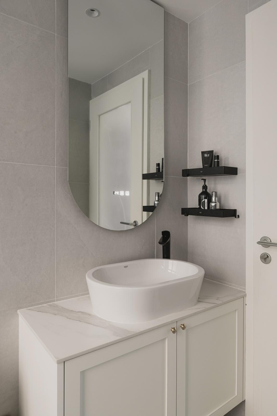 Minimalist Bathroom with Countertop and Homogeneous Tiles