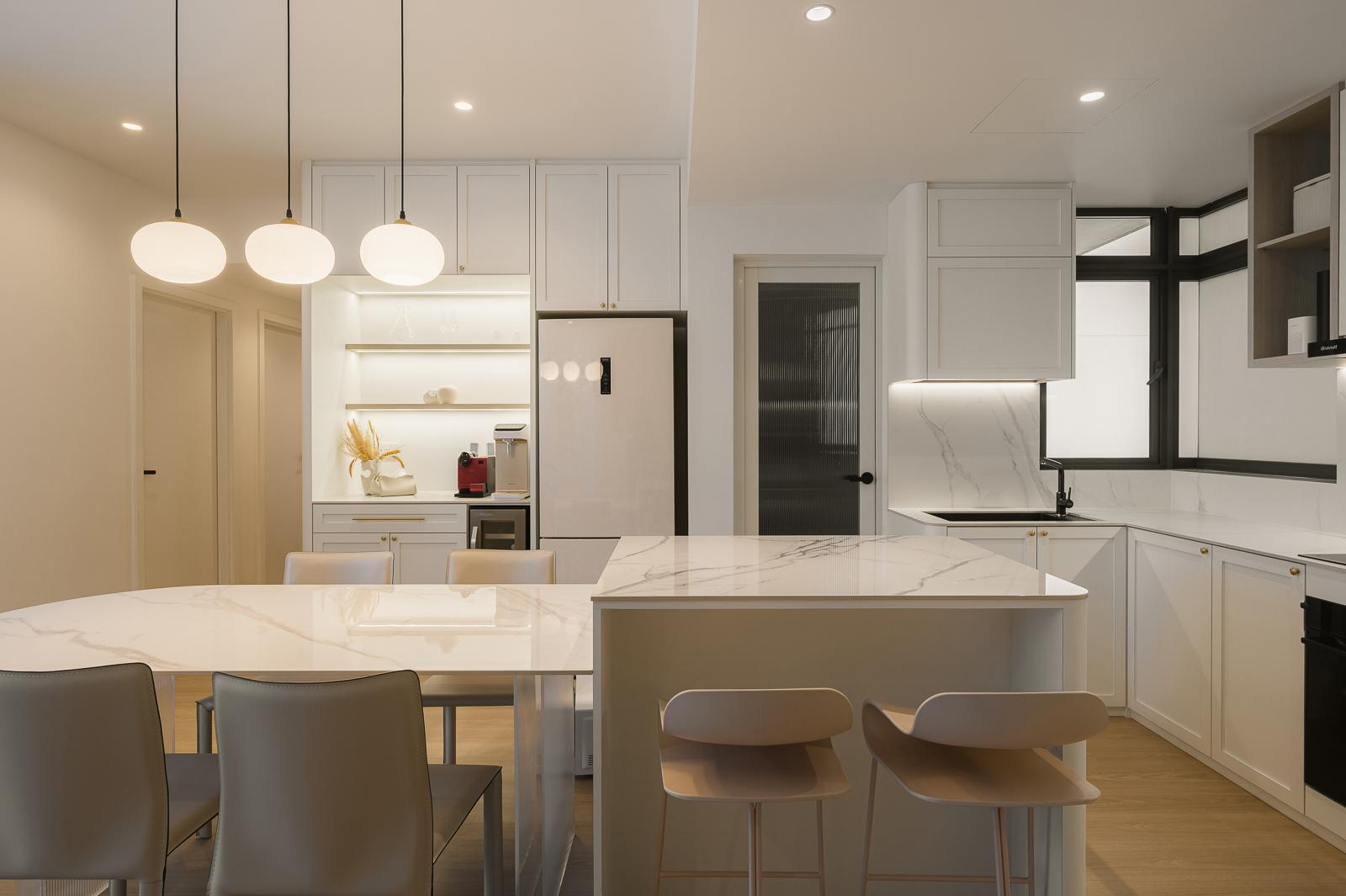 Minimalist Kitchen with Countertop and Kitchen Island