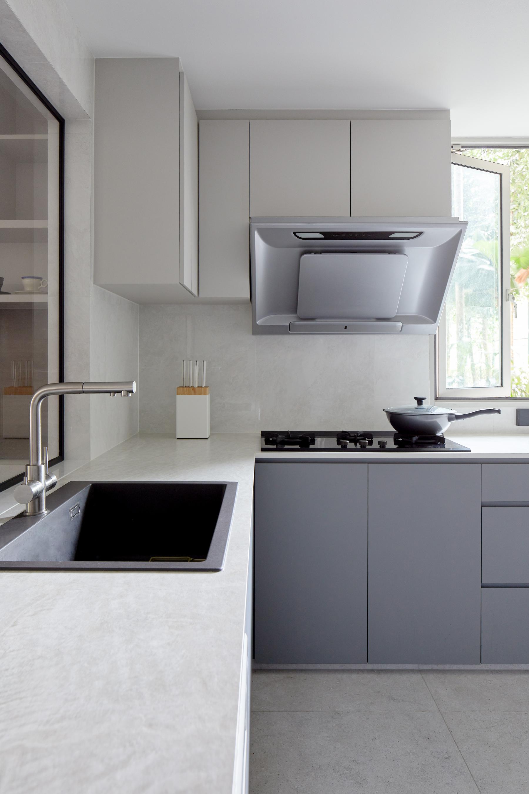 Modern Kitchen with Countertop and Homogeneous Tiles
