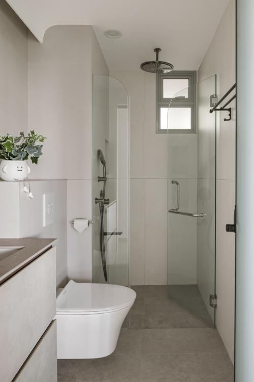 Modern Bathroom at Waterfront Key