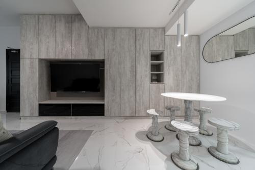 Contemporary Living Room at Chiltern Park, 131 Serangoon Ave 3