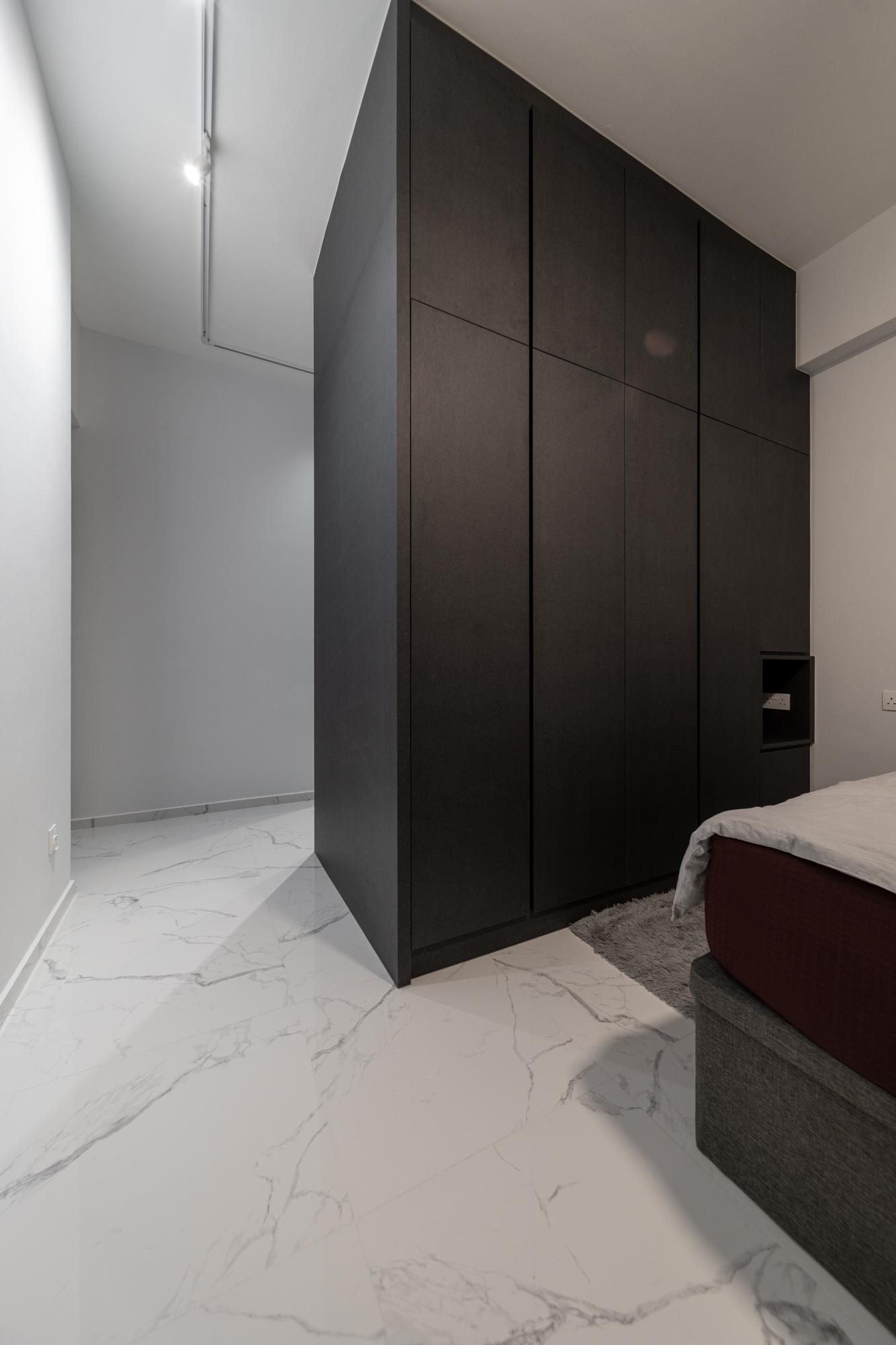 Contemporary Walk-in Wardrobe with Wardrobe and Clothes Storage