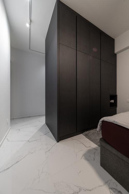 Contemporary Walk-in Wardrobe at Chiltern Park, 131 Serangoon Ave 3