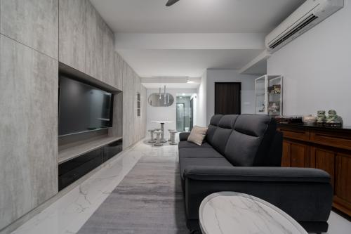 Contemporary Living Room at Chiltern Park, 131 Serangoon Ave 3