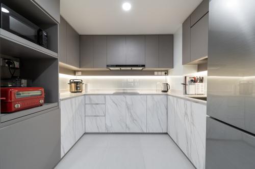 Contemporary Kitchen at Chiltern Park, 131 Serangoon Ave 3