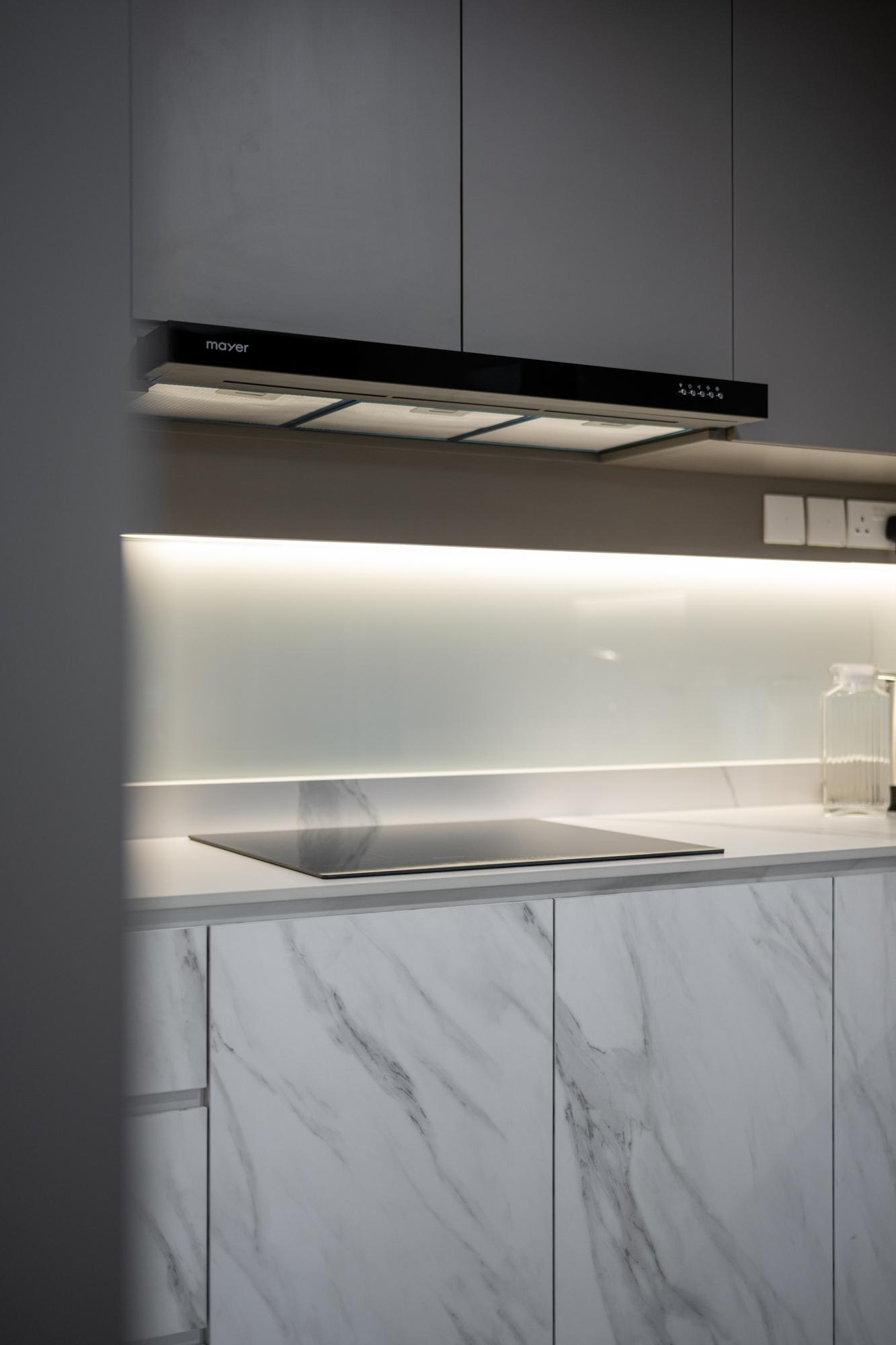 Contemporary Kitchen with Countertop and Kitchen Backsplash