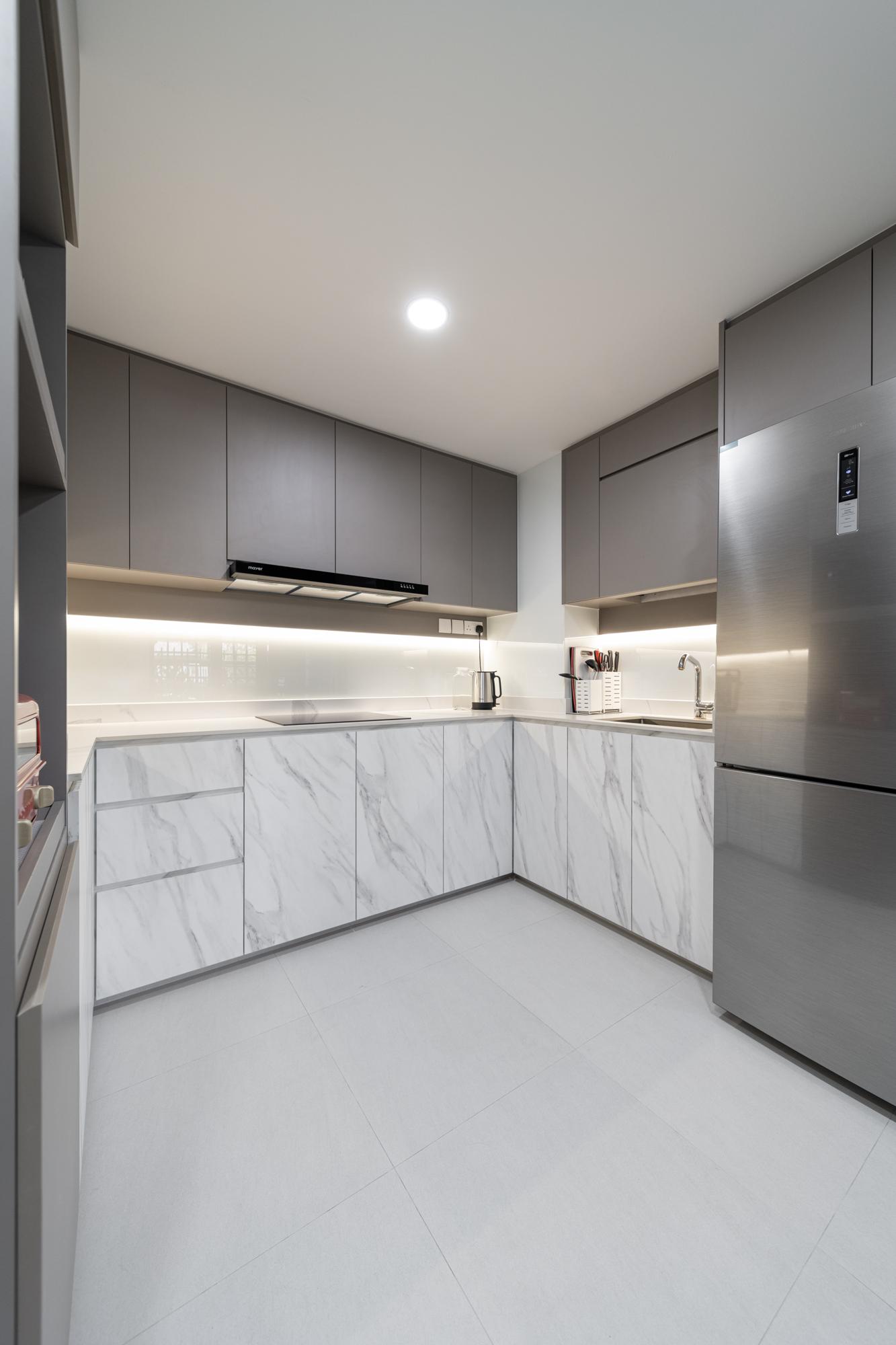 Contemporary Kitchen with Countertop and Kitchen Backsplash
