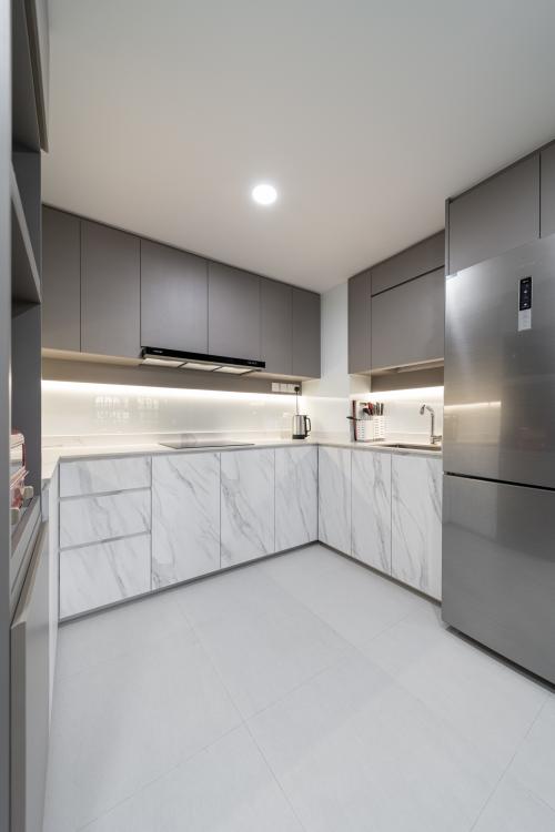 Contemporary Kitchen at Chiltern Park, 131 Serangoon Ave 3