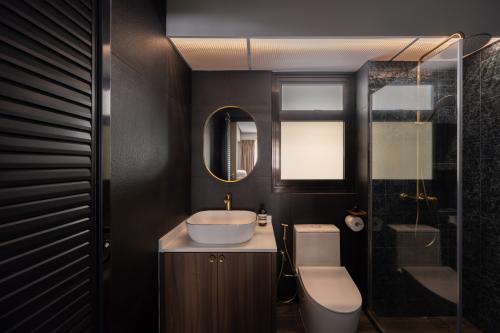 Vintage Bathroom at 111C Plantation Crescent
