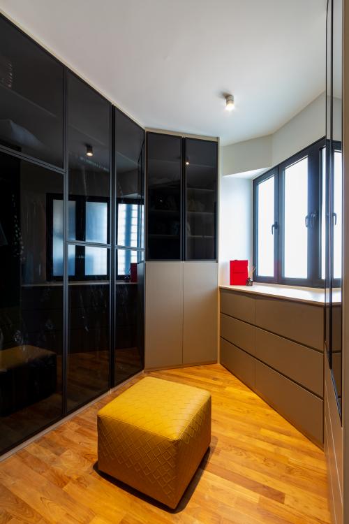 Modern Walk-in Wardrobe at Cairnhill Road
