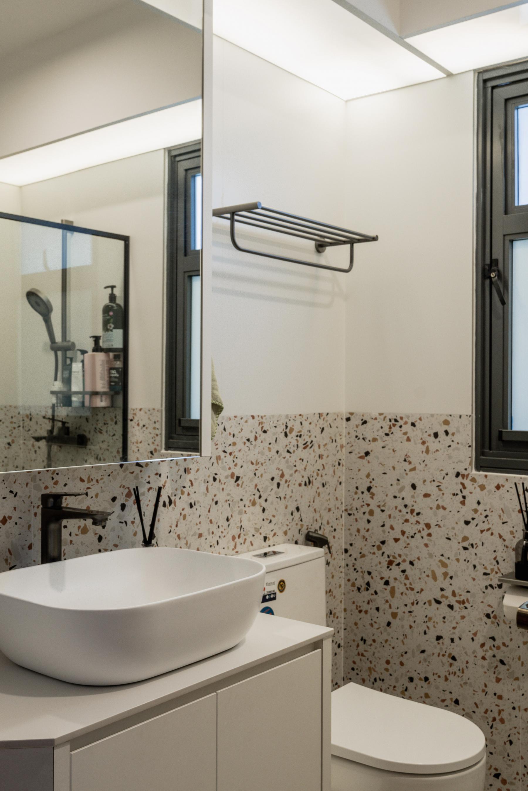 Modern Bathroom with Countertop and Mirror