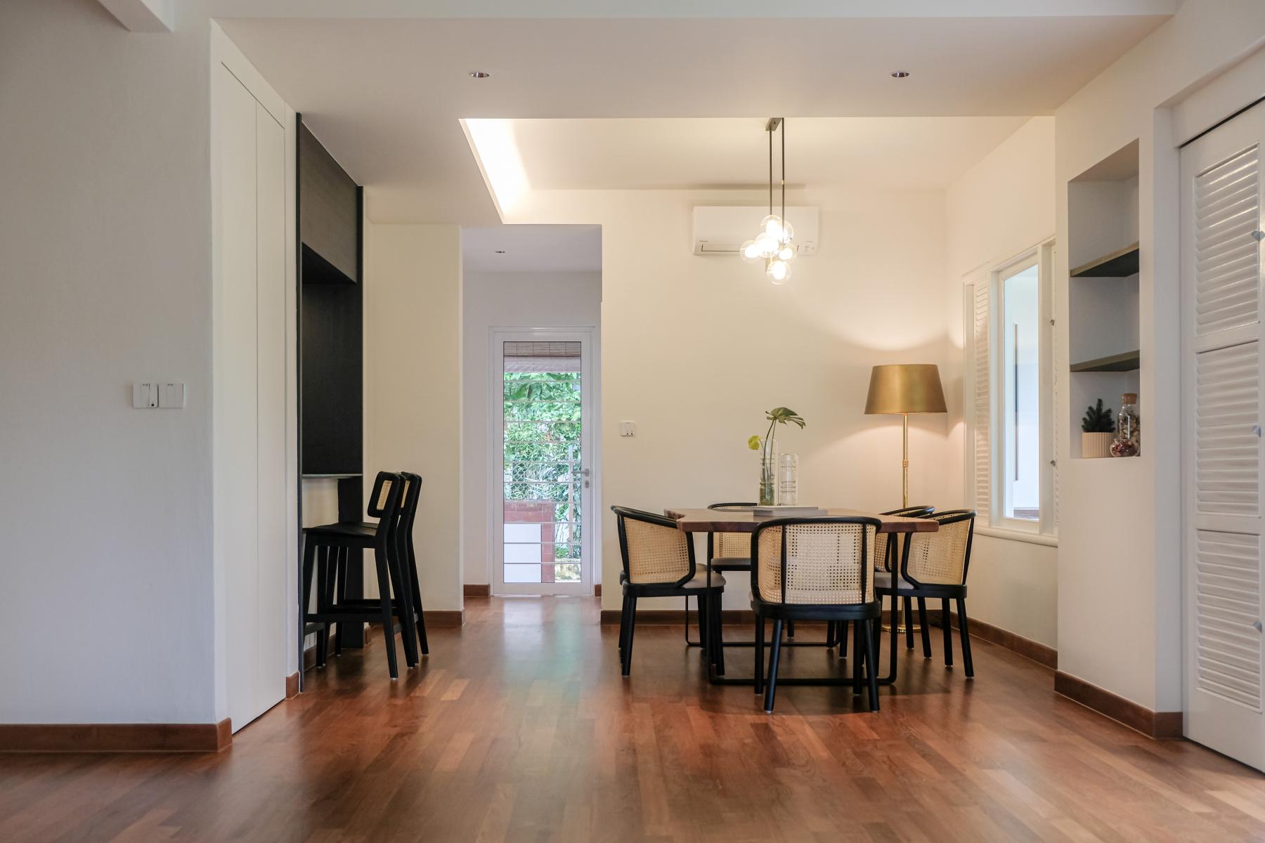 Vintage Dining Room with Cove Lighting and Drinkware