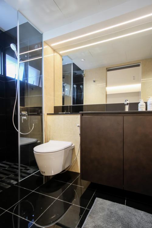 Eclectic Bathroom at Tampines