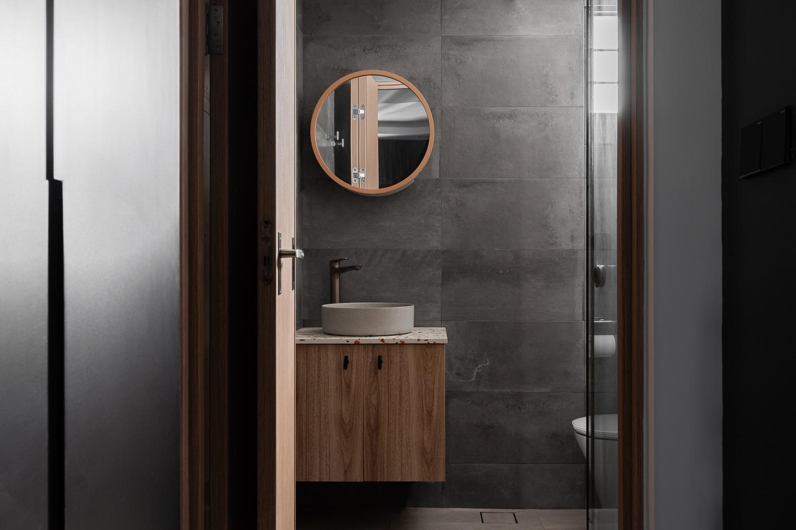 Contemporary Bathroom with Homogeneous Tiles and Rainshower